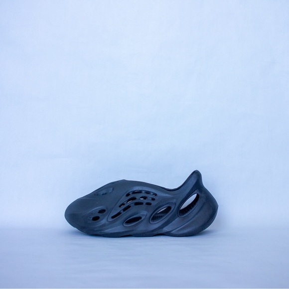 Size 8- adidas‎ Yeezy Foam RNNR Carbon main image 4